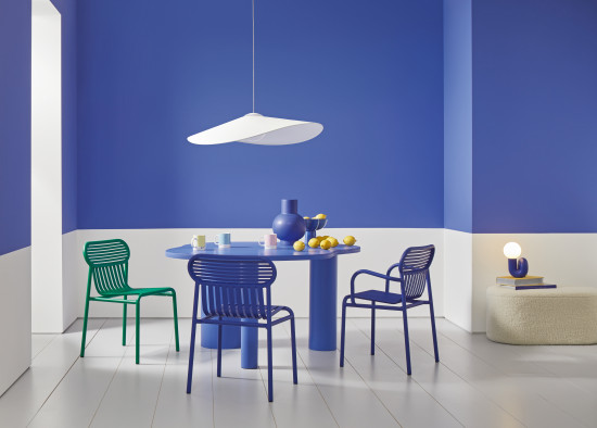 Amparo Blue ist ein kräftiger Blauton aus dem neuen Pantone-Sortiment bei Alpina.