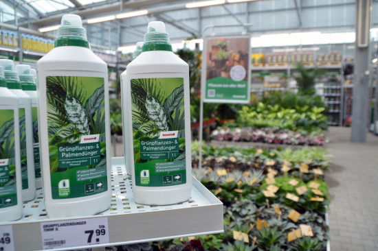 Für das Gartensortiment stehen ein Indoor-Bereich mit Glasdach in der Baumarkthalle sowie ein Kalthaus zur Verfügung.