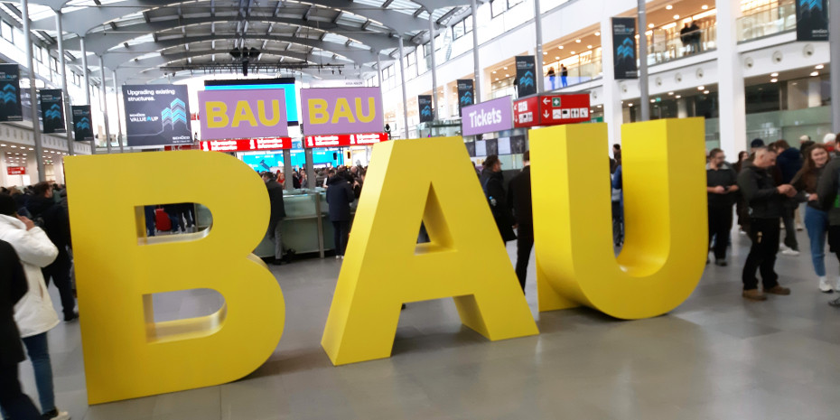 Ein dreidimensionales Logo hat die 180.000 Besucherinnen und Besucher der Bau begrüßt.