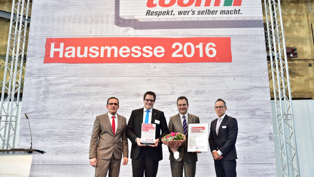 Jan Ostendorf (2. v. l.) hat den Lieferanten- und den Nachhaltigkeitspreis von den Toom-Geschäftsführern Dominique Rotondi (l.) und Hans-Joachim Kleinwächter (r.) entgegengenommen.