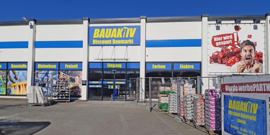 Die Außenfront des Bauaktiv Discount Baumarktes in Lübeck. Die Außenfront des Bauaktiv Discount Baumarktes in Lübeck.