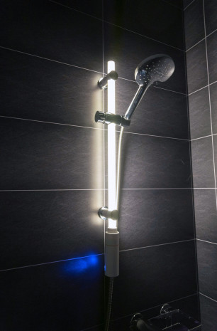 Wenko, leuchtende Duschstange