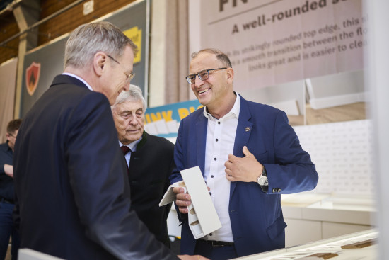 Zur Einweihungsfeier ist auch der Landeshauptmann von Oberösterreich, Thomas Stelzer, gekommen. Franz Neuhofer Senior und Junior zeigten &nbsp;ihm das Werk.