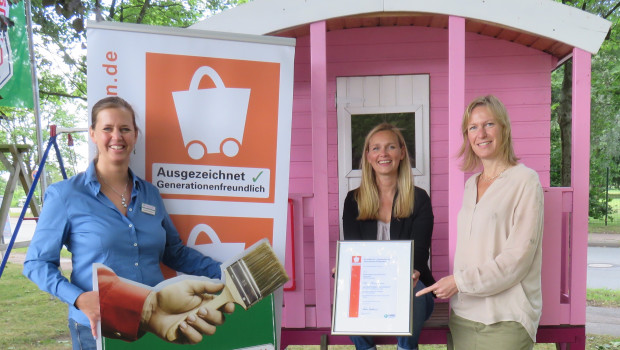 Auszeichnung in Ahrensburg (v. r.): Monika Dürrer, Geschäftsführerin des Einzelhandelsverbands Nord, übergibt die Urkunde an Hagebaumarkt-Geschäftsführerin Beatrix Wendland und Marktleiterin Susanne Scherrer.