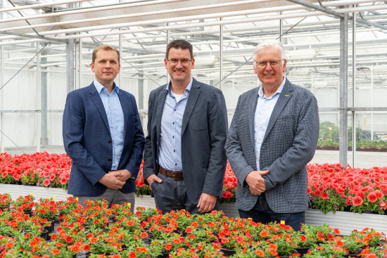 Der neue Floragard-Key-Accounter Juri Dozlow mit Vertriebsleiter Dietmar Pundt und dem scheidenden Martin Dieckmann (v. l.).