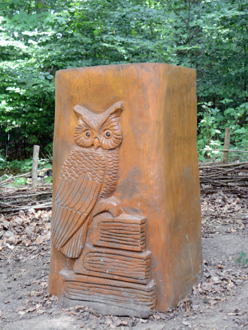 Das Waldklassenzimmer hat jetzt ein Lehrer-Pult.