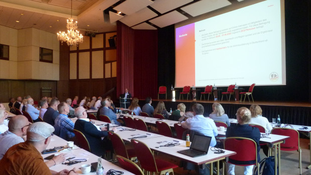 Interessiert lauschten die Teilnehmerinnen und Teilnehmer Dr. Frederik Rasch, der die Ergebnisse der Kundenstudie vorstellte.&nbsp;