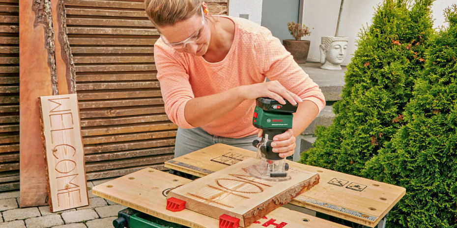 Mit der Akku-Oberfräse der Bosch „Power for All Alliance“ lassen sich etwa kreative Holzarbeiten umsetzen. Mit der Akku-Oberfräse der Bosch „Power for All Alliance“ lassen sich etwa kreative Holzarbeiten umsetzen.