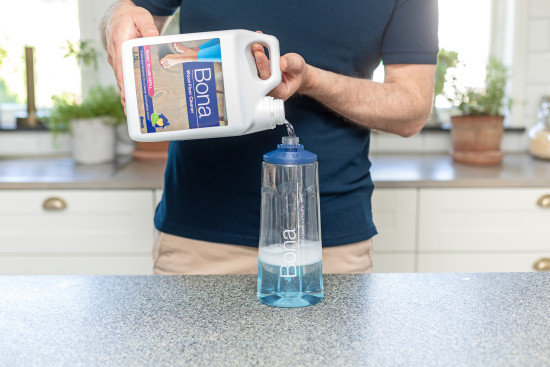 Die wasserbasierte Formel des Parkettreinigers trocknet schnell, ist rückstandsfrei und sicher für Menschen, Haustiere und die Umwelt.&nbsp;