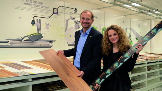 Franz Neuhofer demonstriert zusammen mit seiner Tochter Victoria das neue Digitaldruckverfahren.