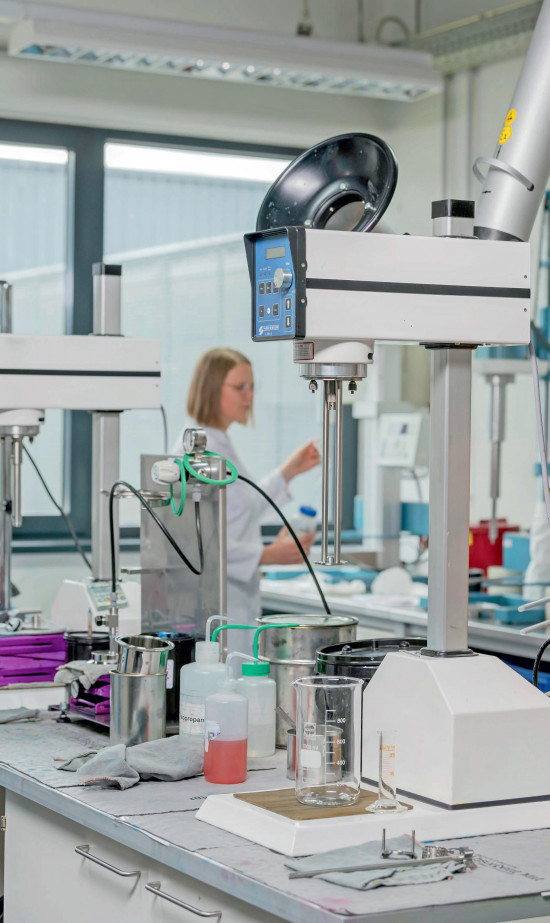 In den betriebseigenen Laboren entwickelt Marabu moderne, emissionsarme Produkte. In den betriebseigenen Laboren entwickelt Marabu moderne, emissionsarme Produkte.