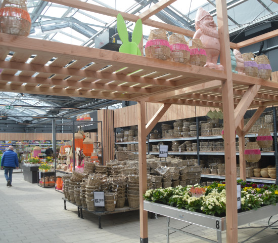 Viel Holz schafft viel Atmosphäre im Gartencenter: Das Ladenlayout ist eine individuelle Gillet-Lösung. 