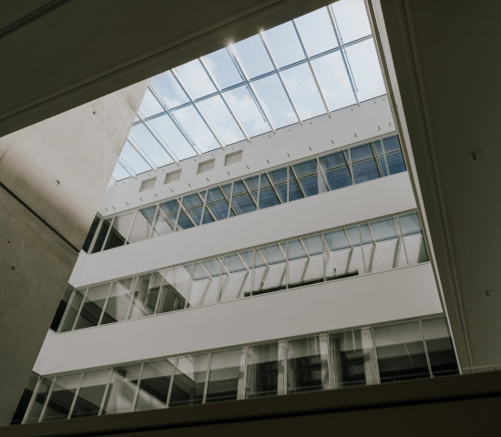 Lichtdurchflutet und hell präsentierten sich die Lichthöfe und Atrien im Haus2 des Bauhaus Campus.