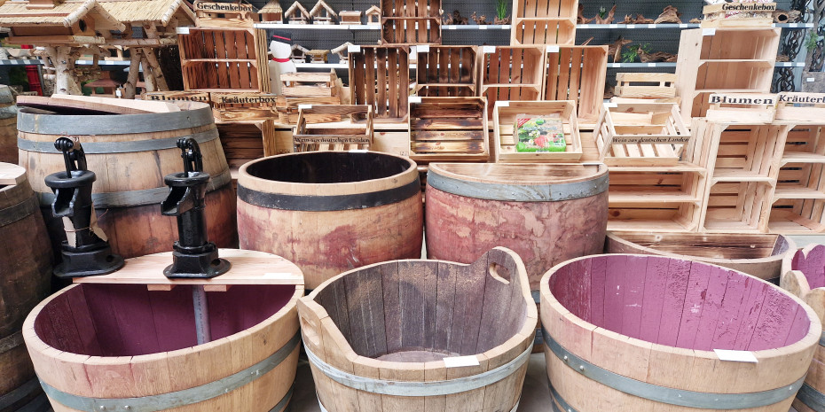 Kisten und Weinfässer werden gebraucht in Europa gekauft und am Firmensitz bearbeitet.&nbsp;