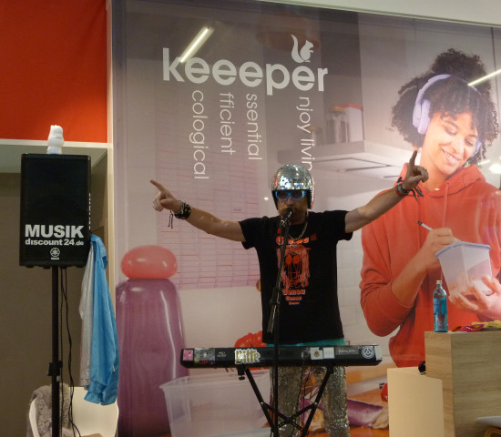 Für Stimmung am Keeeper-Stand sorgte der Synthpoptroubadour.&nbsp;