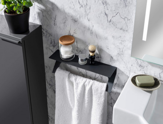 Fackelmann greift den Trends zu schwarzen Elementen auf und kombiniert sie mit einer Marmor-Optik.&nbsp;