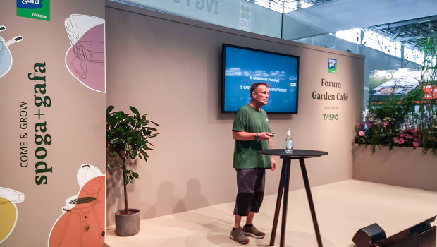 Torsten Brämer, Gründer von „Wir sind Garten“, bei der Präsentation in Köln.