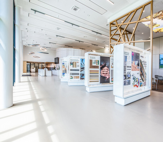 Der Eingangsbereich ist hell und freundlich gestaltet.