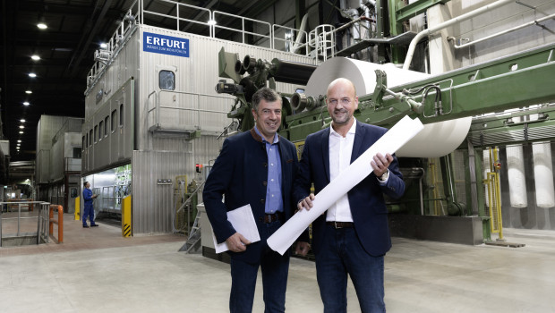 Investition in die Zukunft: Henrik und Martin Erfurt (v. l.) vor der kürzlich modernisierten Papiermaschine PM 5.