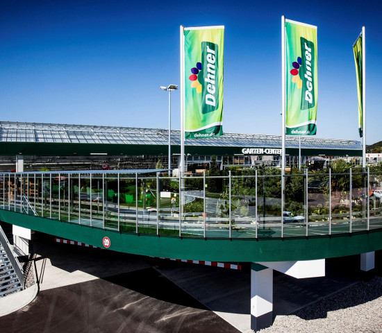 Ein ganz besonderer Hingucker ist die mehr als 700 m² große Verkaufsfläche für Freilandpflanzen, die als großer Balkon über die Zufahrtsstraße ragt.