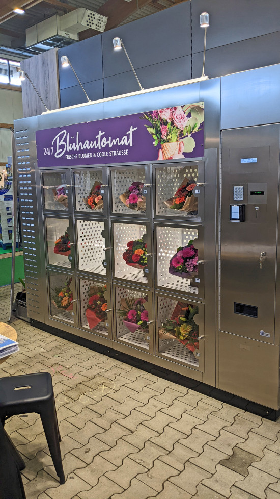 Mit dem Blumenautomaten soll dauerhafter Umsatz auch außerhalb des Gartencenters möglich gemacht werden.