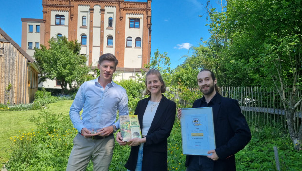 Geschäftsführer Richard von Herman (links) und Produktmanagerin Julia Karrengarn haben die Auszeichnung mitsamt Urkunde von diy-Redakteur Lukas Gangl entgegen genommen.