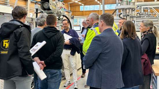 Die rund 200 Gäste konnten sich über das weltweit einzigartige Produktionsverfahren vor Ort informieren.