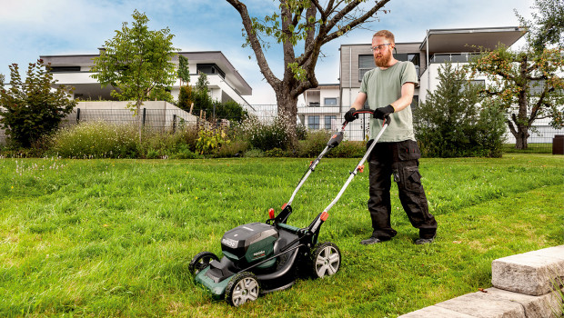 Der Akku-Rasenmäher ist eines von sieben neuen Gartengeräten, die Metabo im Frühjahr auf den Markt bringt. Der Akku-Rasenmäher ist eines von sieben neuen Gartengeräten, die Metabo im Frühjahr auf den Markt bringt.