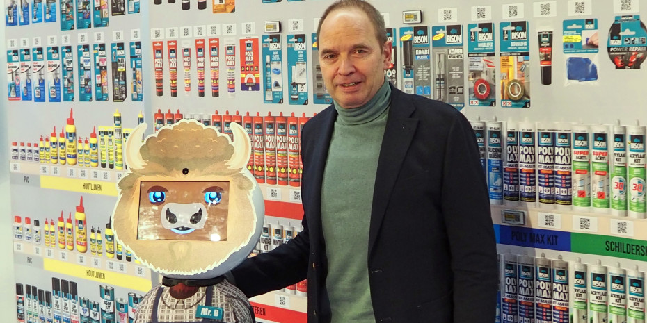 Tom Dujardin, Inhaber und Geschäftsführer des Roboter-Spezialisten Deduco, zusammen mit Shelfie Pro vor einem imitierten Regal auf der Messe. Mit Bison läuft gerade eine Kooperation. Tom Dujardin, Inhaber und Geschäftsführer des Roboter-Spezialisten Deduco, zusammen mit Shelfie Pro vor einem imitierten Regal auf der Messe. Mit Bison läuft gerade eine Kooperation.
