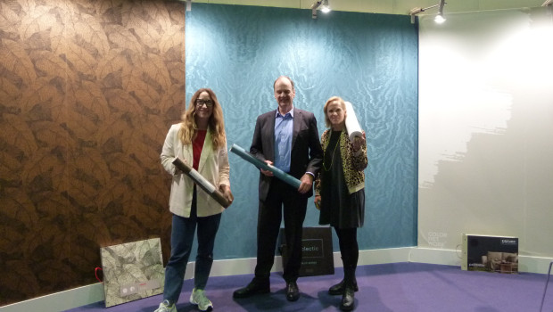 Der Gewinner steht fest: eine Tapete aus der Kollektion Eclectic der Marburger Tapetenfabrik (Mitte), links das zweitplatzierte Modell von Rasch und rechts das drittplatzierte Produkt aus dem Hause Erfurt.&nbsp;