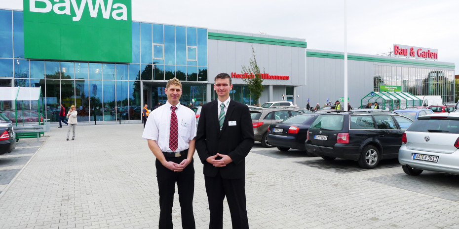 Zum neuen Baywa in Nördlingen gehören eine Bäderausstellung sowie die Bauelemente-Präsentation rund um Türen und Fenster, aber auch regionale Weine und Lebensmittel.