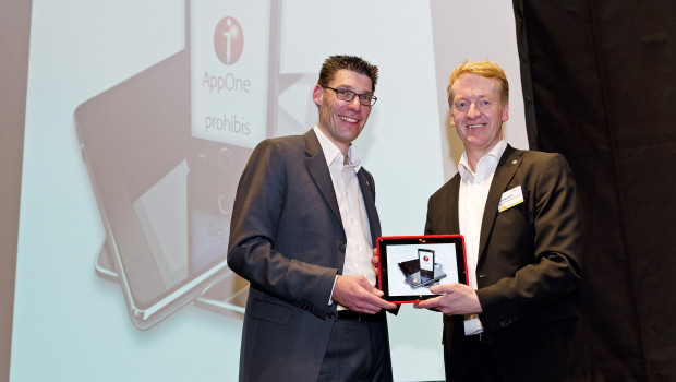 Tim Fäsecke, Bereichsleiter Technik und Entwicklung (l.), und Carsten Zoll, Bereichsleiter Beratung, haben die Warenwirtschafts-App für das mobile Arbeiten auf der dritten IT-Conference des Hagebau-Datendienstes vorgestellt.