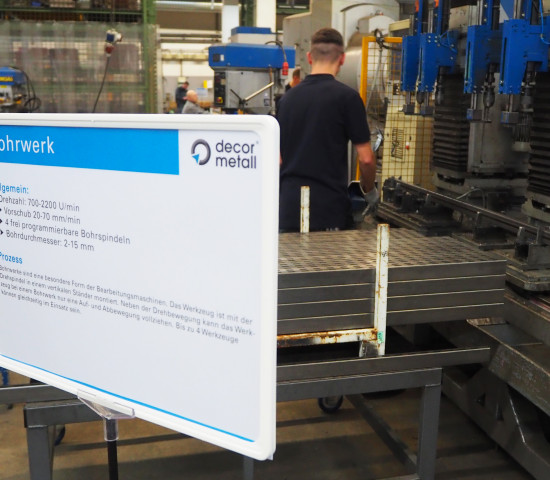 Profis in der Metallverarbeitung: Führungen bei der Jubiläumsveranstaltung demons­trierten die hohe Fertigungstiefe in der Metallverarbeitung.&nbsp;