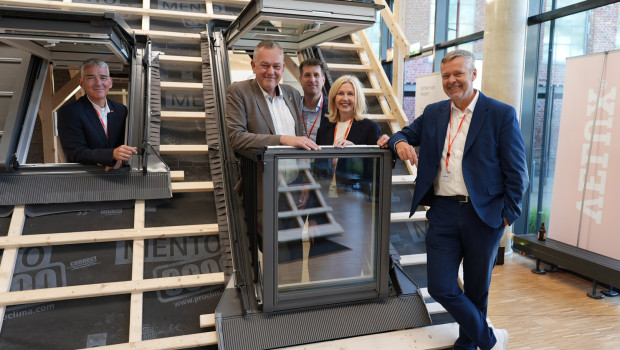 Peter Schenk (v.l.), Dirk Bollwerk, Präsident des Zentralverbands des Deutschen Dachdeckerhandwerks, Matthias Mager und Silke Stehr von der Velux-Geschäftsführung sowie Jacob Madsen, Executive Vice President, freuen sich über die Eröffnung der Akademie.