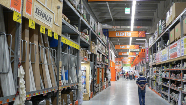 Vor rund einem Jahr mussten zahlreiche Geschäfte geschlossen bleiben. Inzwischen füllen sich die Gänge der Baumärkte wieder. Vor rund einem Jahr mussten zahlreiche Geschäfte geschlossen bleiben. Inzwischen füllen sich die Gänge der Baumärkte wieder.