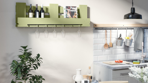 Selbstgemachte Wein- und Glasregale bringen eine eigene kleine Bar ins Zuhause.&nbsp;