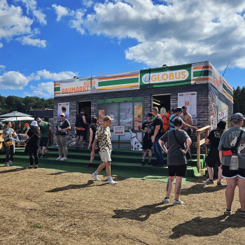 Mit einem Mini-Markt, einem Foodtruck und einer Lounge-Area inklusive Handy-Ladestation ist Globus auch in diesem Jahr auf dem Festival.&nbsp;
