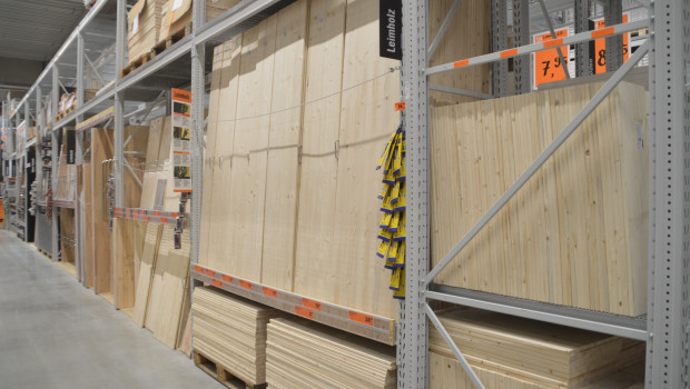 Auch bei Hornbach ist Holz eine wichtige Produktgruppe. Die Baumarktkette reagiert auf die Vorwürfe, indem sie ihr Engagement in Sachen verantwortungsvolle Forstwirtschaft unterstreicht.&nbsp;