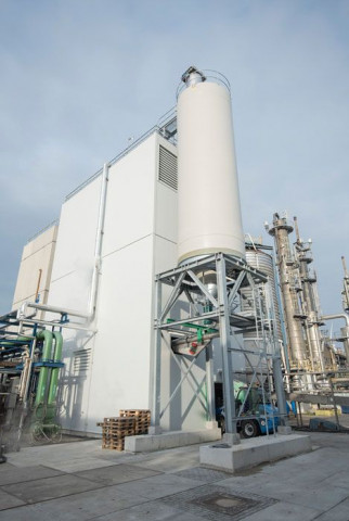 Der Produktionsstandort befindet sich in einem Industriegebiet für chemische Betriebe in der Nähe der niederländischen Stadt Groningen.