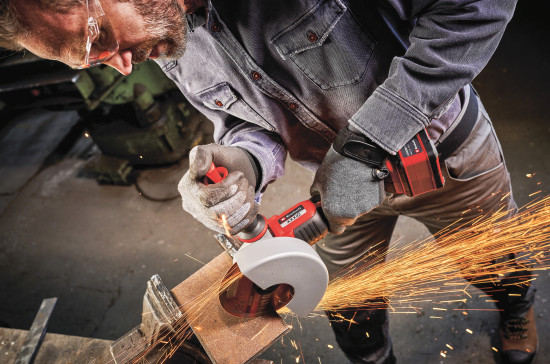 Kabelloser Winkelschleifer von Einhell im Einsatz.&nbsp;