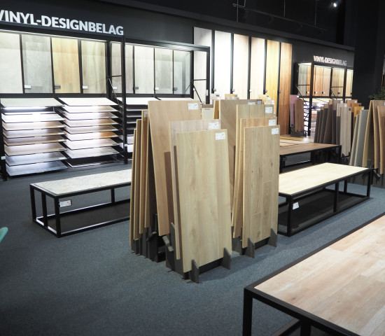 Die dunkle Decke bringt ein edles Ambiente.