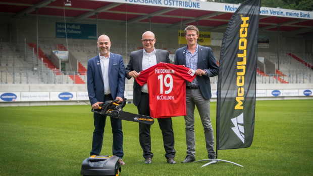 Freuen sich über die neue Partnerschaft: (v. l.) Johannes Mayländer, Manager Vertrieb, 1. FC Heidenheim 1846, Andreas Kuhrt, Vertriebsleiter McCulloch, und Florian Dreier, Vorstand Marketing & Vertrieb, 1. FC Heidenheim 1846.