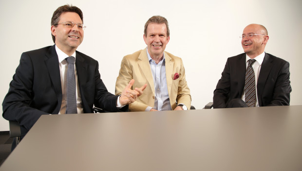 Freuen sich über die Einigung beim Artikelstammdatenaustausch (v. l.): Jochen Ludwig (Obi), Jörg Pretzel (GS1) und Tobias M. Koerner (Gardena). Freuen sich über die Einigung beim Artikelstammdatenaustausch (v. l.): Jochen Ludwig (Obi), Jörg Pretzel (GS1) und Tobias M. Koerner (Gardena).