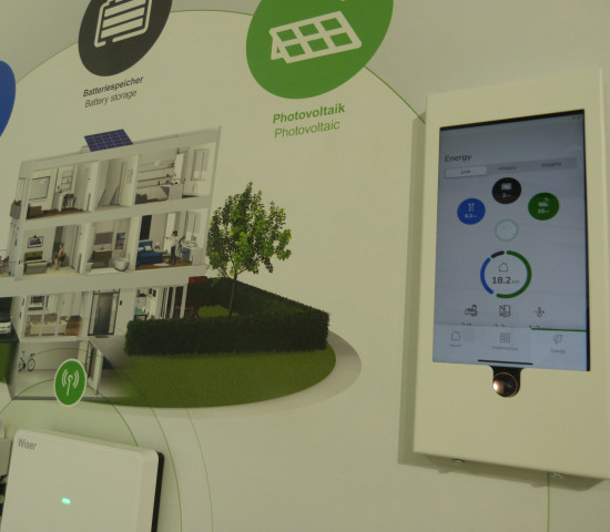 Mit dem Smart-Home-System Wiser von Schneider Electric lassen sich der Energieverbrauch im Haus im Blick behalten und die einzelnen Module, wie die Photovoltaikanlage oder der Batteriespeicher steuern.&nbsp;