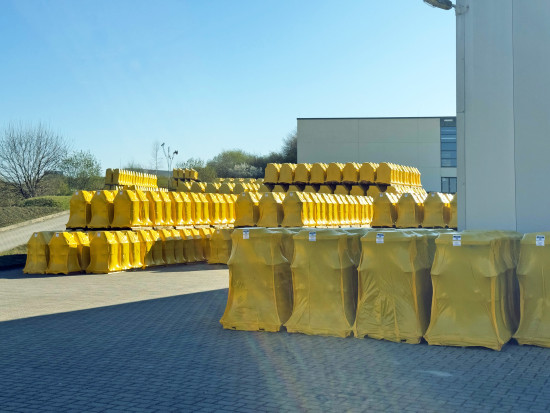 Im 75.000 m² großen Lager in Waldbröl stehen auch Gartengrillkamine zur Auslieferung bereit.&nbsp;