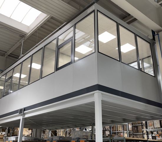 Vom neuen Hochbüro aus hat man einen guten Überblick über die Montagehalle.&nbsp;