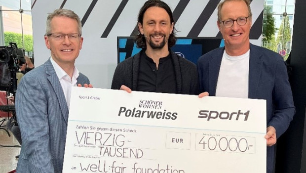 Christian Beeck (Leitung Brandmanagement Schöner Wohnen-Farbe, v.l.), Neven Subotic (Stiftungsgründer Well:fair-Foundation) und Florian König (Moderator) übergaben den Scheck im „Doppelpass“.