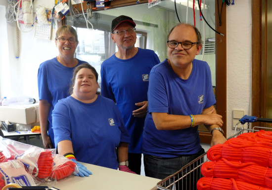 Mitarbeitende aus einer Werkstatt der Lebenshilfe Braunschweig produzieren nun in einer Außengruppe direkt bei Seilflechter.&nbsp;
