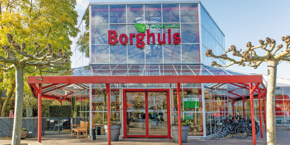 Eingang zu 25.000 m² Gartencenter. Die Stahlträgerkonstruktion&nbsp;der bestehenden Gebäude zeigt sich im typischen Borghuis-Rot.&nbsp;