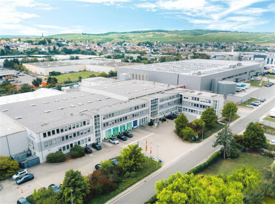 60 Jahre später beschäftigt das Unternehmen 300 Mitarbeiterinnen und Mitarbeiter. 60 Jahre später beschäftigt das Unternehmen 300 Mitarbeiterinnen und Mitarbeiter.